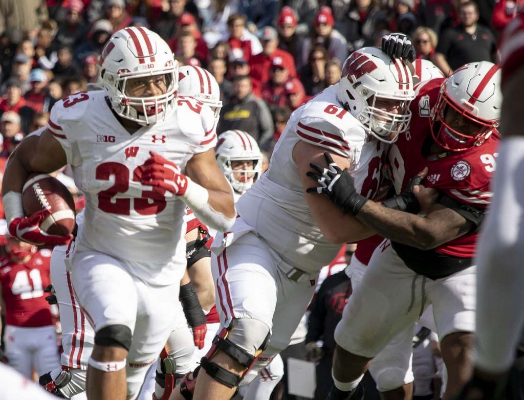 The Badgers' Jonathan Taylor runs off tackle,