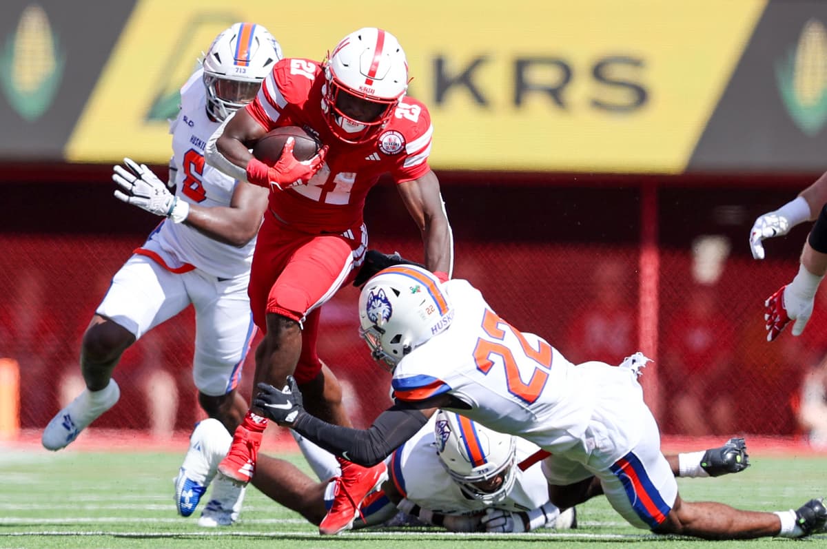Emmett Johnson runs 17 yards
