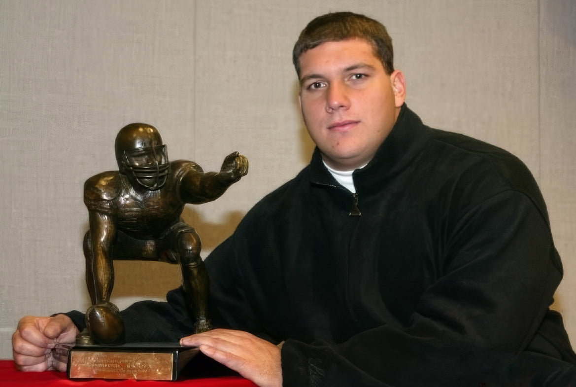 Dominic Raiola with 2000 Rimington Trophy